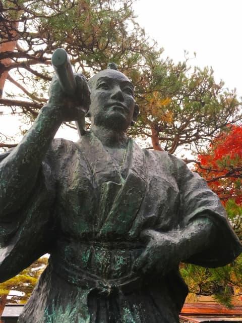高山陣屋（岐阜県高山市）前にある若き日の山岡鉄舟像