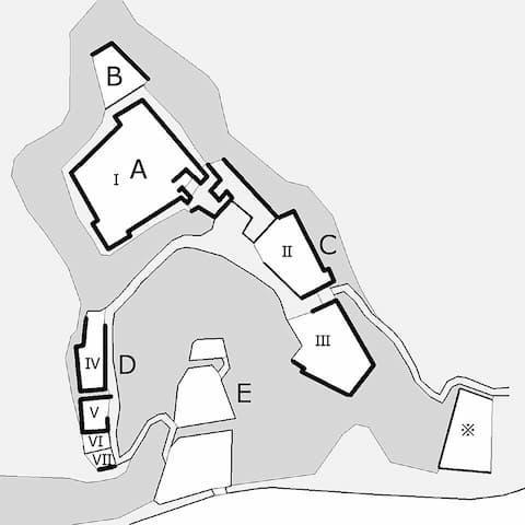 赤木城の概要図（A＝主郭、B＝北郭、C＝東郭、D＝西郭、E＝南郭、 ※＝伝・鍛冶屋敷跡。出典：Wikimedia Commons、Author：Hiyotchi）