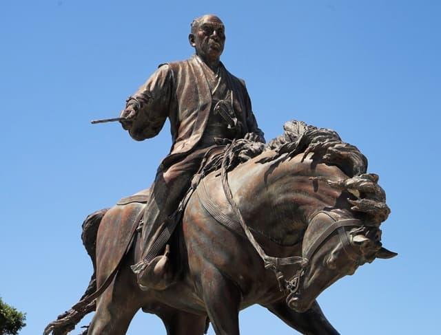 今治城にある藤堂高虎像