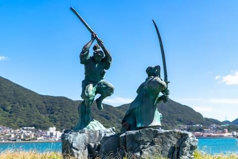 巌流島の武蔵・小次郎像(山口県下関市彦島)