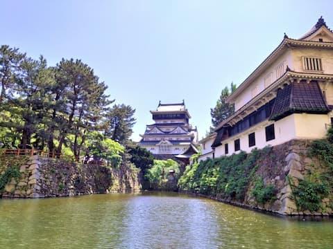 小倉城復興天守と堀(福岡県北九州市小倉北区)