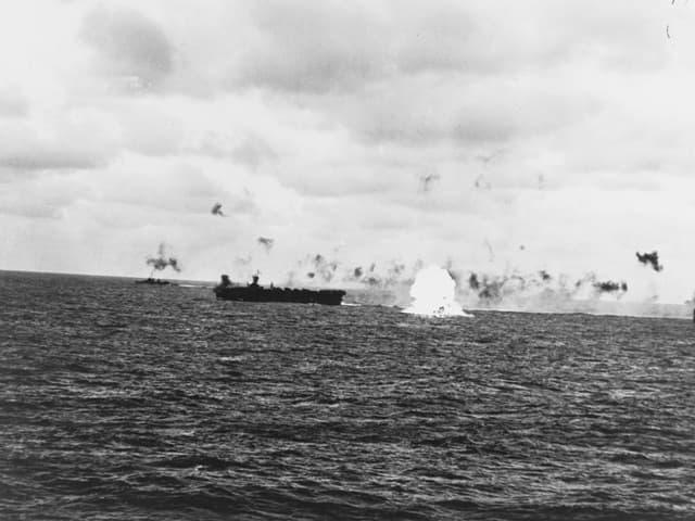 1944年2月23日、マリアナ諸島沖で日本軍の爆撃機が海面に墜落し、爆発。(出典:Naval History and Heritage Command)