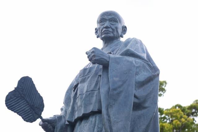 甲府駅前の武田信虎の像