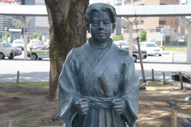 静岡駅前の竹千代君像