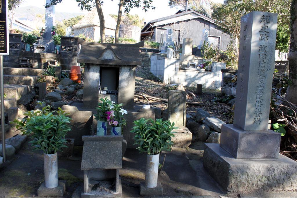 伊豆大島にある武田信道及び家臣供養塔