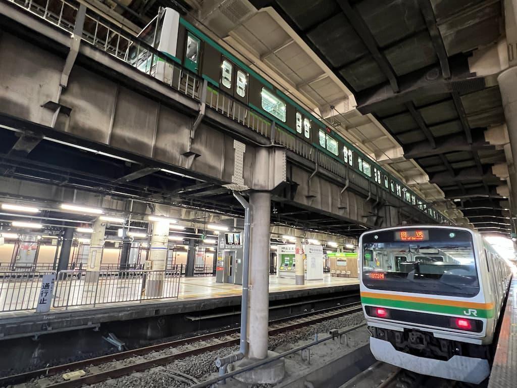 16番ホーム(宇都宮線・高崎線)から撮影。上に高架式の島型ホームが見える。