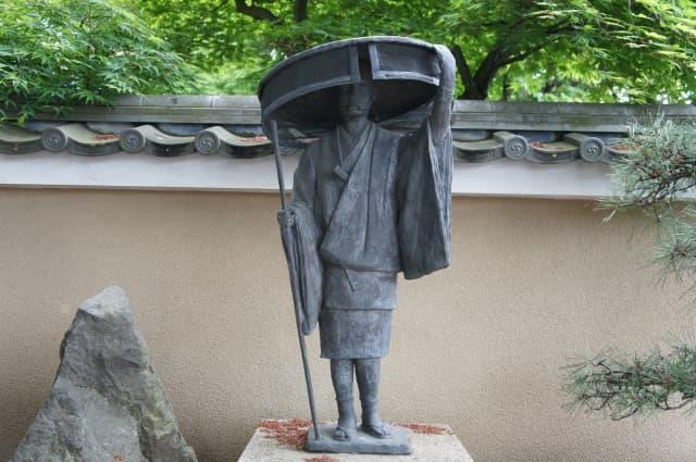 信松院の門前に建つ、逃避行時の様子を表した「武田松姫さま東下之像」（東京都八王子市）