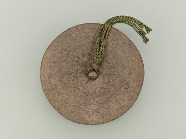 模造 鳥獣葡萄鏡。原品は白銅鋳造(東京国立博物館所蔵。出典:ColBase)