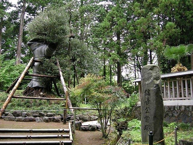 信長公首塚(出典:wikipedia)