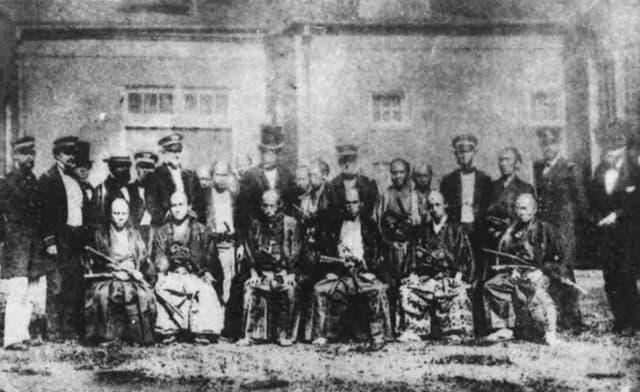 1860年、ワシントン海軍工廠での使節団。前列右から2人目が小栗(『幕末・明治・大正回顧八十年史』より。出典:国立国会図書館デジタルコレクション)