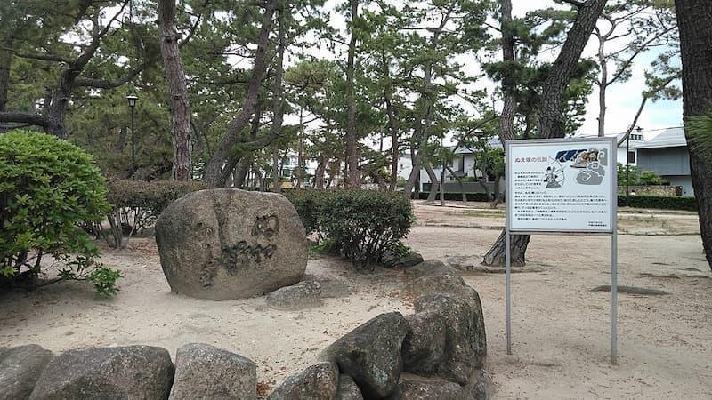 兵庫県芦屋市浜芦屋町、ぬえ塚の石碑と現地解説版（出典：Wikimedia Commons、写真：壱与）
