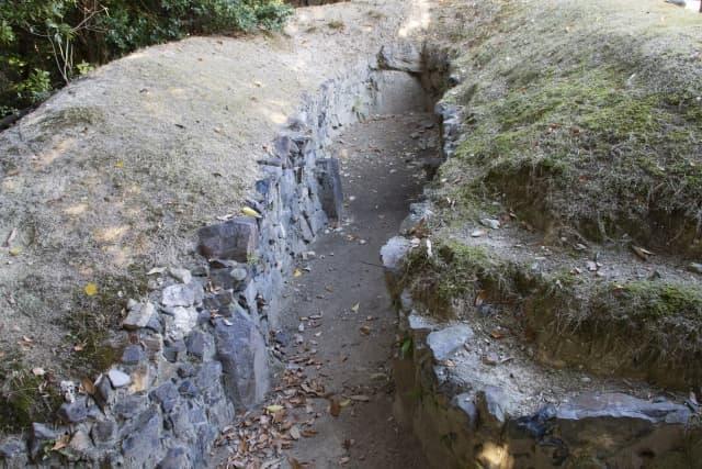 復元された岩崎城の円墳