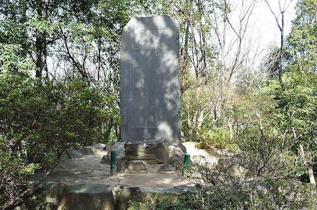 表忠義碑（出典：Wikimedia Commons、写真：江戸村のとくぞう）