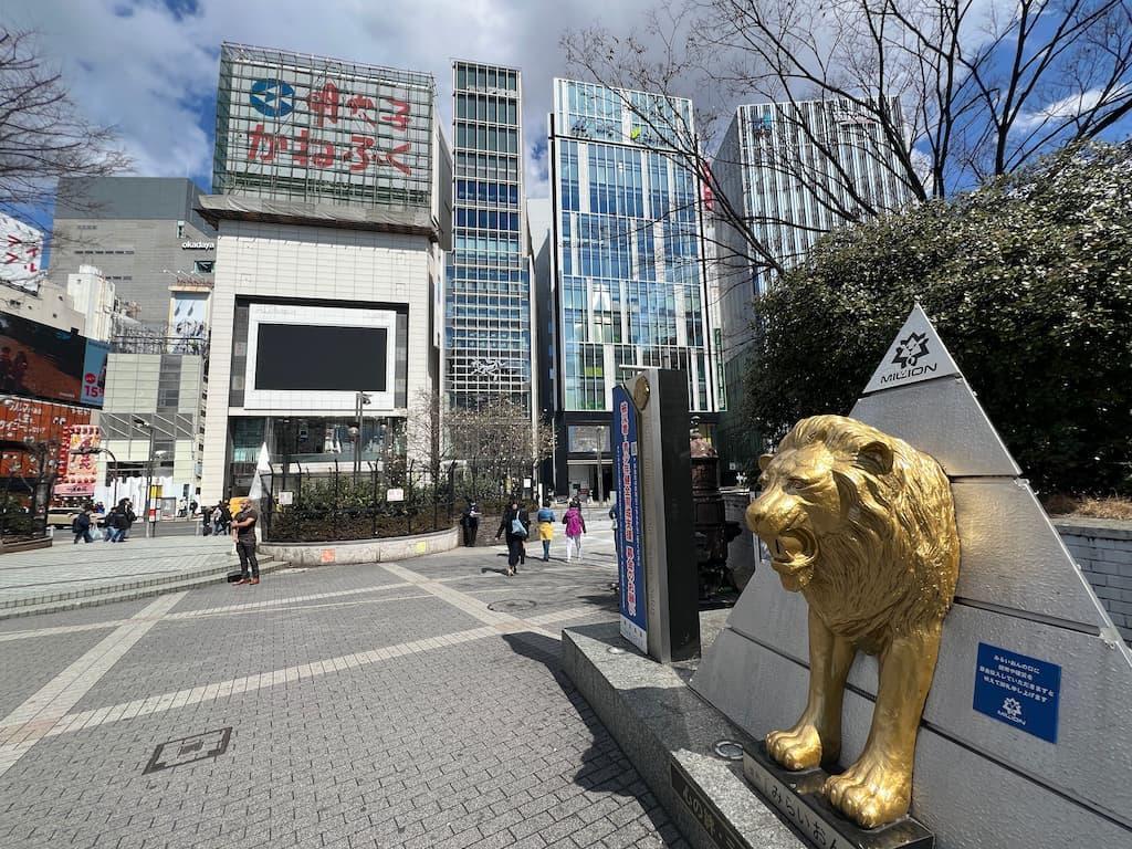 アルタ前よりも最近はこちらの「心の絆・ライオンひろば」で待ち合わせる人のほうが多い！？