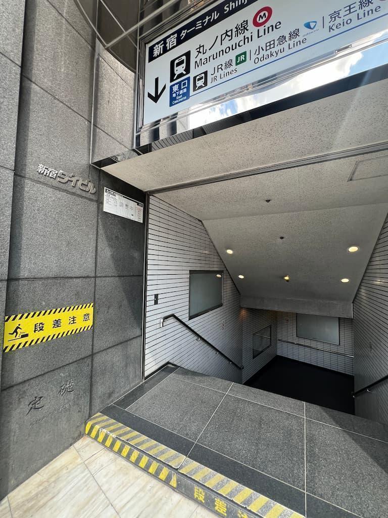 B１３出口付近「新宿ダイビル」のプレートがある