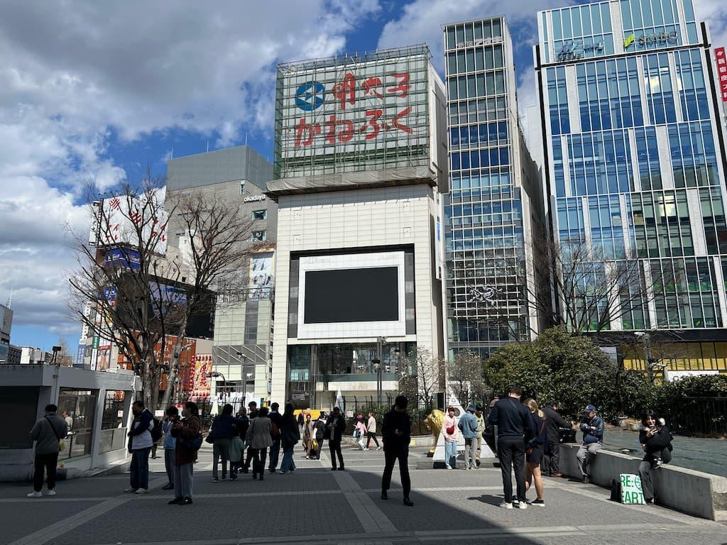 新宿駅東口、大勢いる人々は誰もアルタのほうを見ておらず、感心なさそう