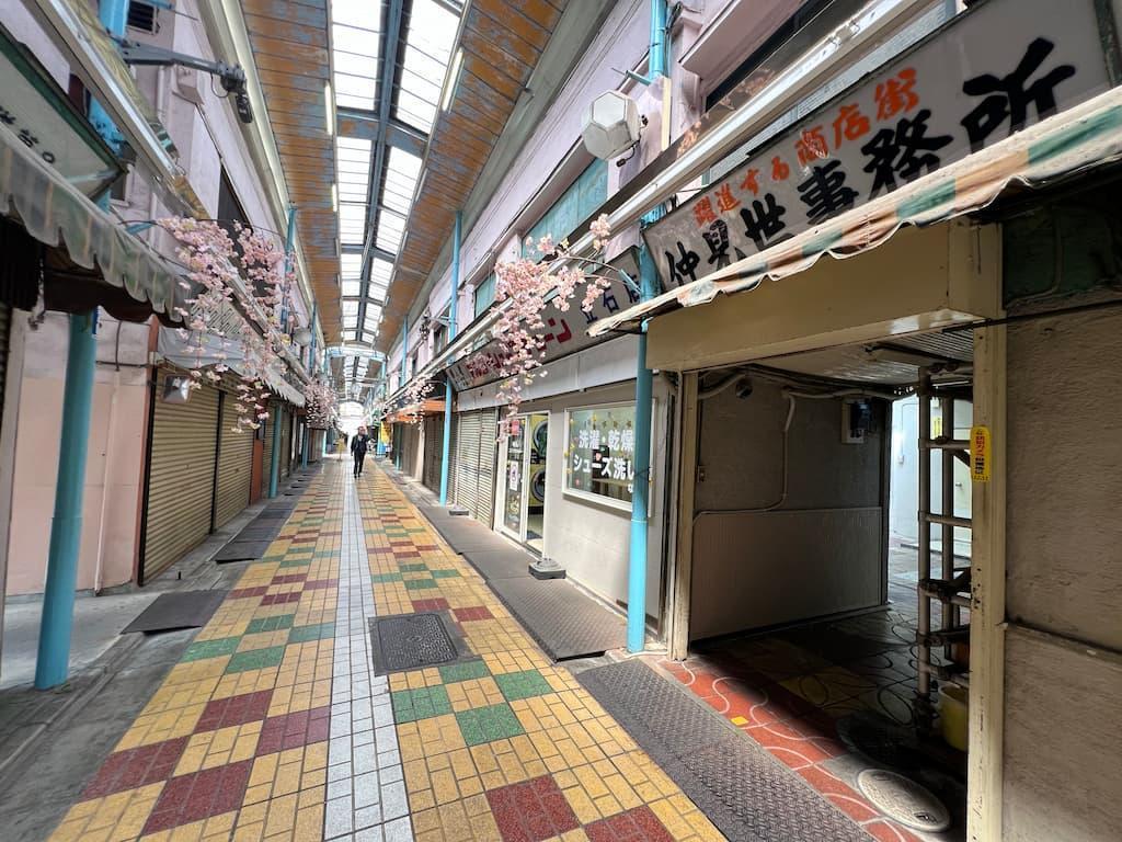シャッター商店街となった、立石仲見世商店街の状況