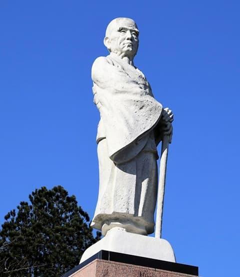 牧之原公園（静岡県島田市金谷富士見町）内にある栄西像