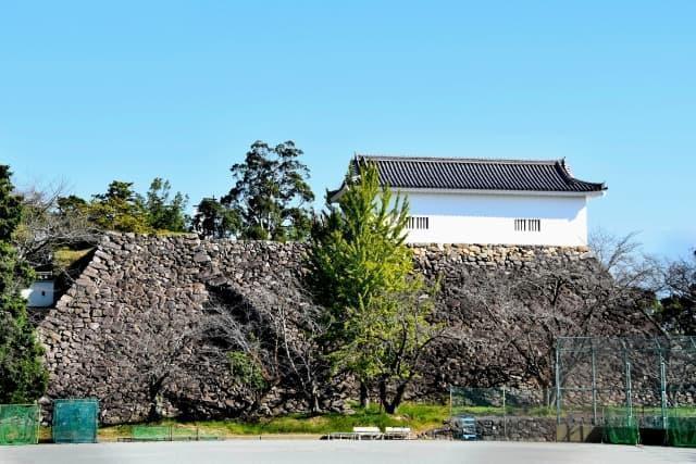 関氏の居城・伊勢亀山城跡（三重県亀山市本丸町）。江戸時代初期、天守台に多聞櫓が築造された。