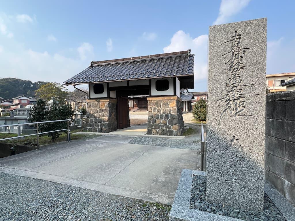 「飴を買う女」の怪談の舞台となった大雄寺、セツが転居した家のすぐ近く