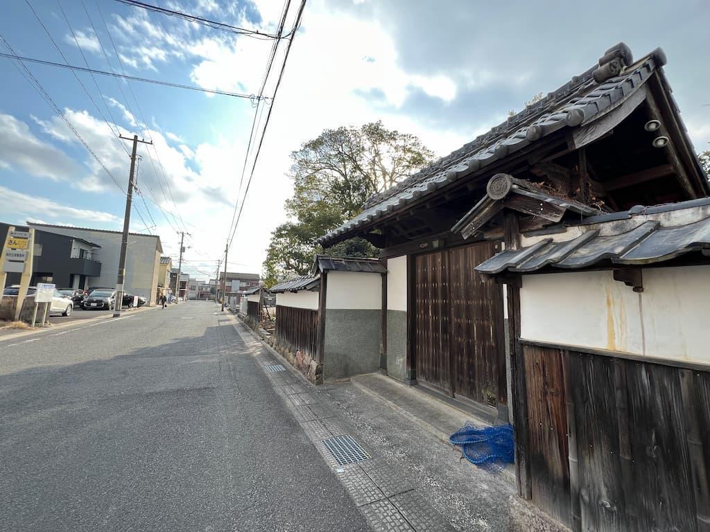 小泉湊の屋敷跡地、小泉家は左手の駐車場のあたりにあったという。