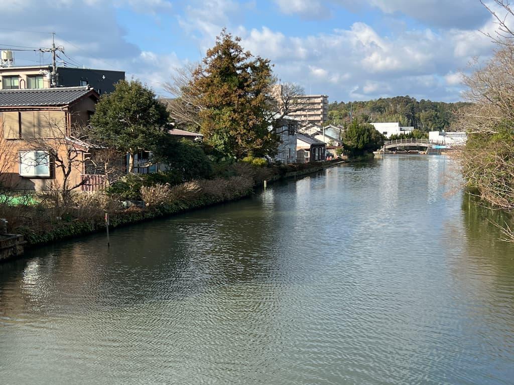 かつての稲垣家の屋敷は左手の方角の濠端にあった