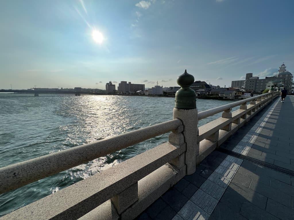 松江大橋から市街地北方を眺める