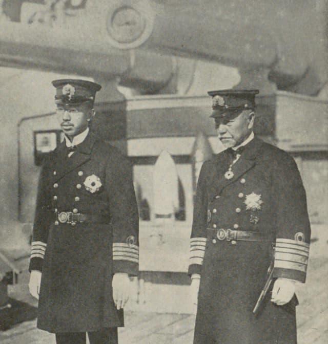 昭和2年（1927）撮影、平八郎と昭和天皇（『東郷平八郎全集』より。出典：国立国会図書館デジタルコレクション）