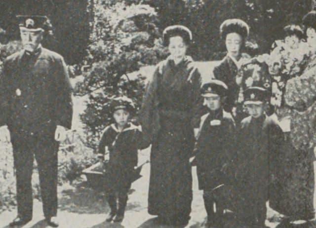大正15年（1926）頃の東郷元帥とご家族（『東郷平八郎全集』より。出典：国立国会図書館デジタルコレクション）