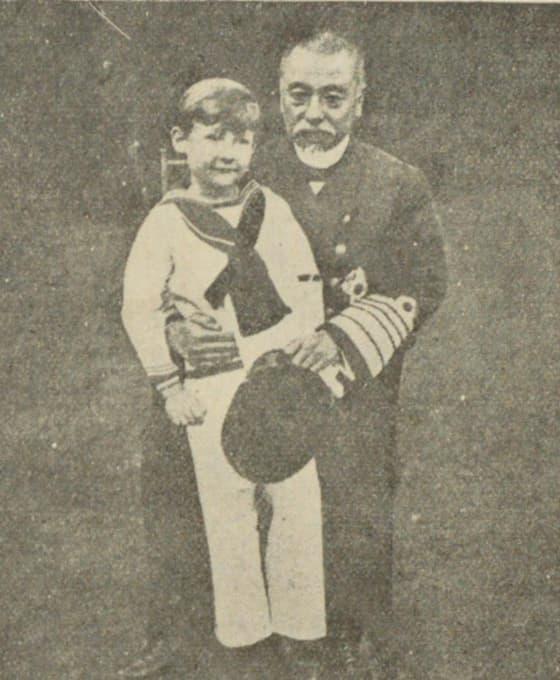 明治44年（1911）撮影、英国海軍少将の長男を抱える東郷大将（『東郷平八郎全集』より。出典：国立国会図書館デジタルコレクション）
