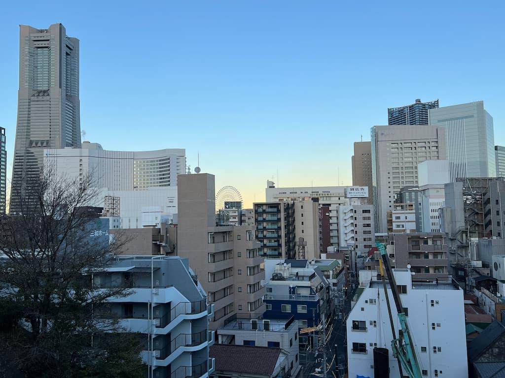 野毛山不動尊境内から眺める横浜港方面