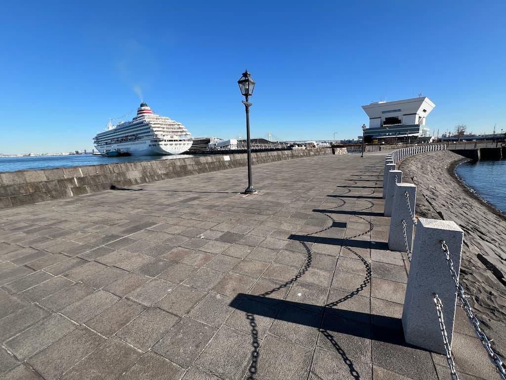 ハーンが上陸したイギリス波止場跡にある横浜港の象の鼻パーク。 明治時代にここに存在した「象の鼻」と呼ばれた湾曲した石造りの波止場を再現したもの