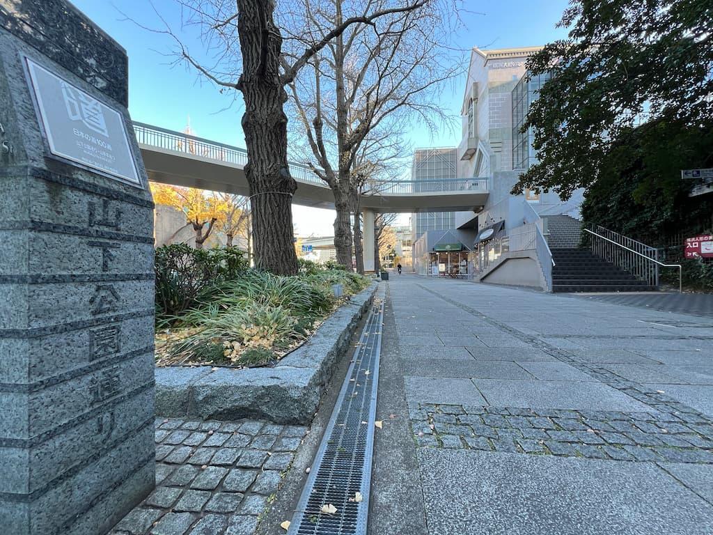 かつての「横浜グランドホテル」があった場所。震災で焼失し、現在は「横浜人形の家」が建っている。