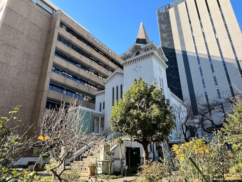 横浜海岸教会。明治5年に設立された日本初のプロテスタント教会で、旧居留地のイギリス波止場からも近く、来日当時のハーンも目にしたはず。