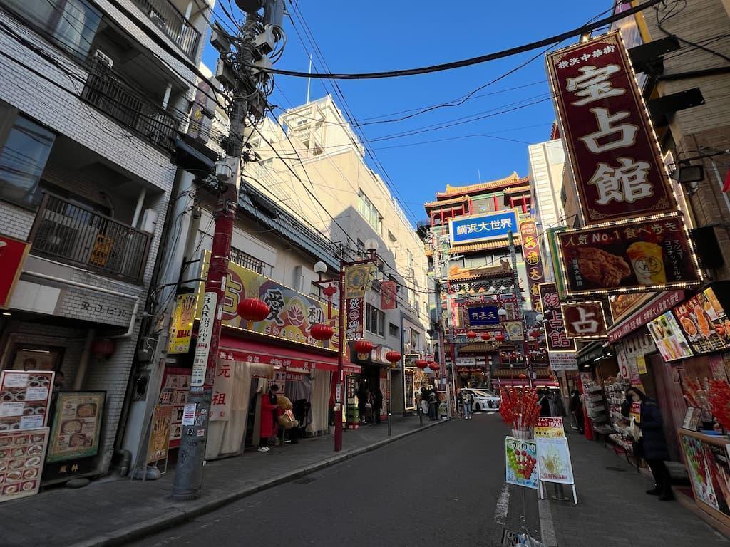 横浜中華街の山下町公園付近、ハーンが長期滞在したインターナショナルホテルはこの界隈にあった。