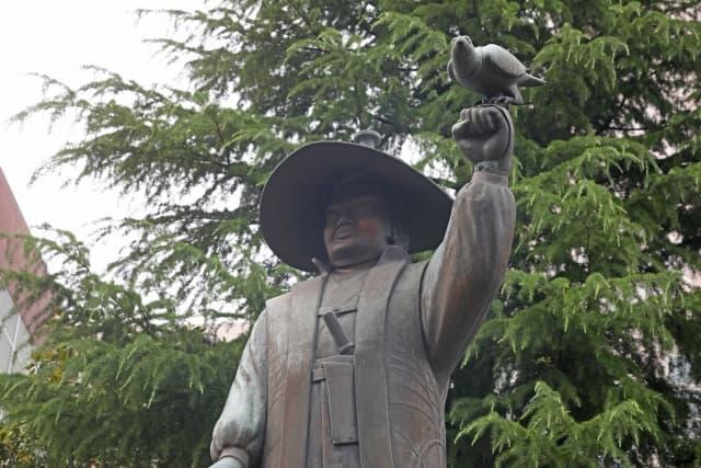 家康も大好きだった鷹狩（両国にある鷹狩装束をまとった家康像）