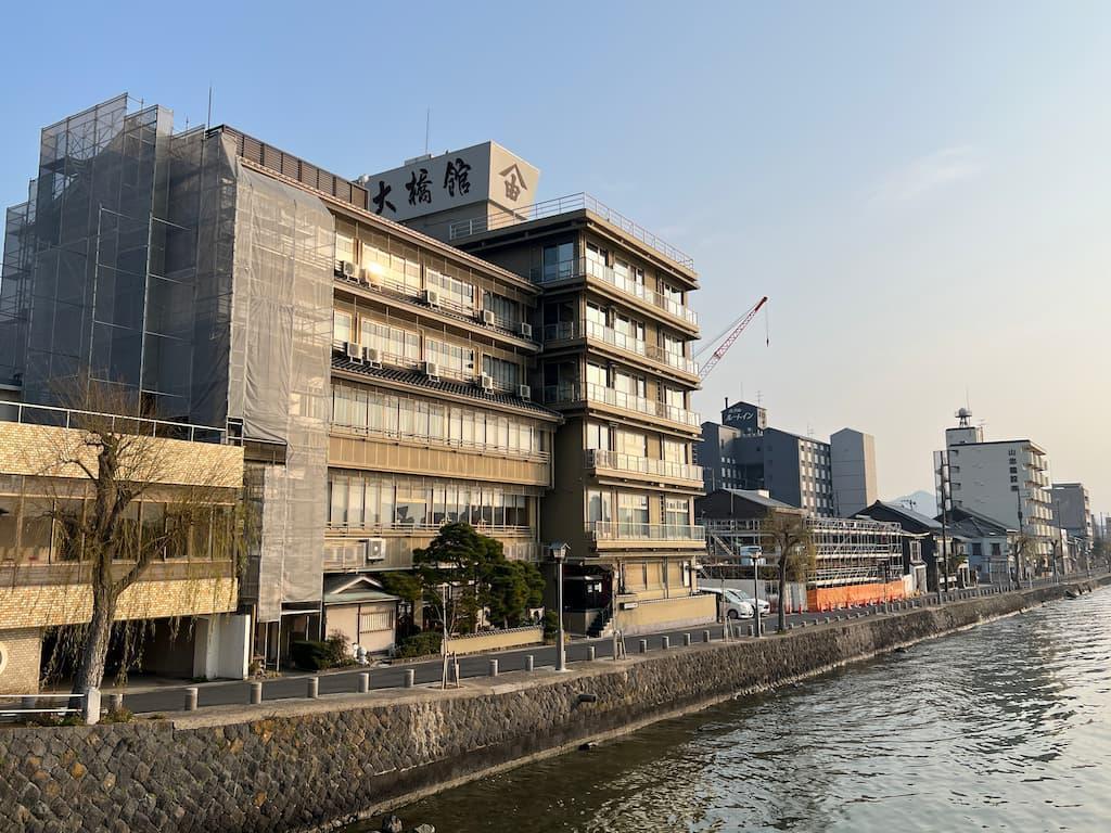 川沿いから見える富田旅館跡