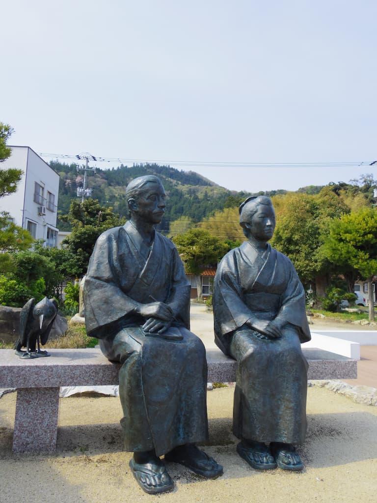 隠岐諸島・菱浦港にある、ふたりの銅像。セツの銅像はこれが唯一だとか。