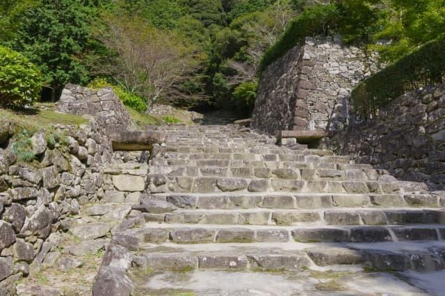 復元された安土城の大手道と石垣