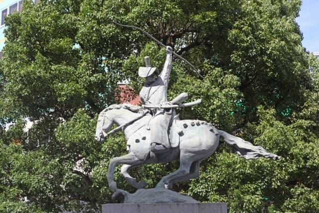 日暮里駅前の太田道灌像