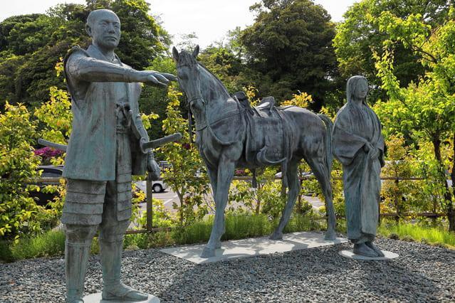 小丸山城跡にある前田利家とまつ の像