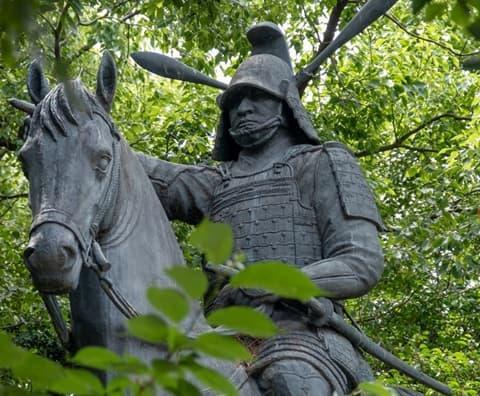 津城（お城公園）に立つ藤堂高虎公像（三重県津市丸之内）