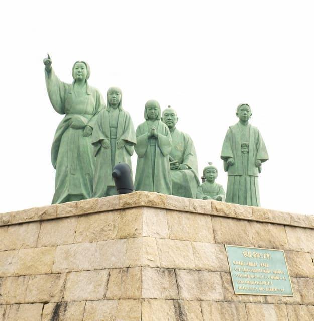 浅井長政とお市ファミリー像（滋賀県長浜市内保町）