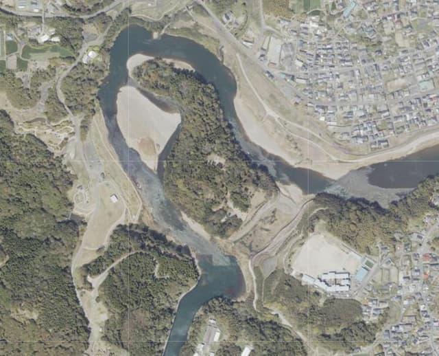 川内川が城を囲むようになっている虎居城跡（鹿児島県薩摩郡さつま町。出典：国土地理院地図）