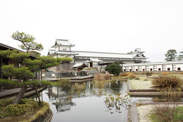金沢城にはかつて加賀一向一揆の本拠「尾山御坊」があった。