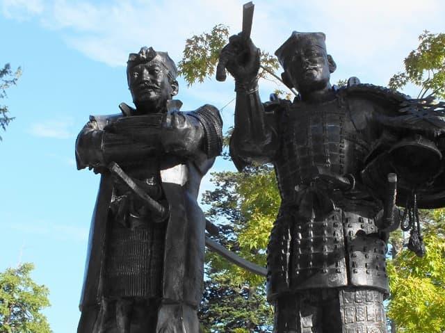 米沢城跡（山形県米沢市）にある上杉景勝公（左）と直江兼続公（右）の主従像
