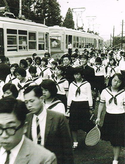写真1「女子学生たちでいっぱいになった停留場」安良沢　中谷文夫撮影。東武博物館発行の「なつかしの日光軌道」より引用。これは昭和30年代末から1968（昭和43）年の間で撮られたもの。