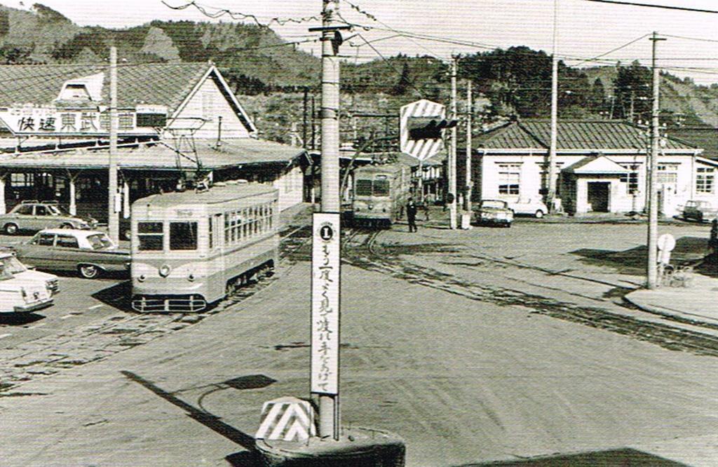 写真14東武駅前風景　中谷文夫撮影。東武博物館発行の「なつかしの日光軌道」より引用。これは昭和30年代末から1968（昭和43）年の間で撮られたもの。