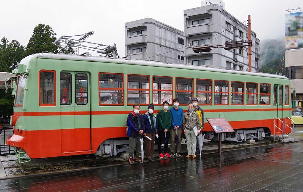 写真４東武鉄道日光駅前広場に置かれている日光軌道線100形車両の前での記念撮影。2022年10月24日。宇都宮大学撮影。