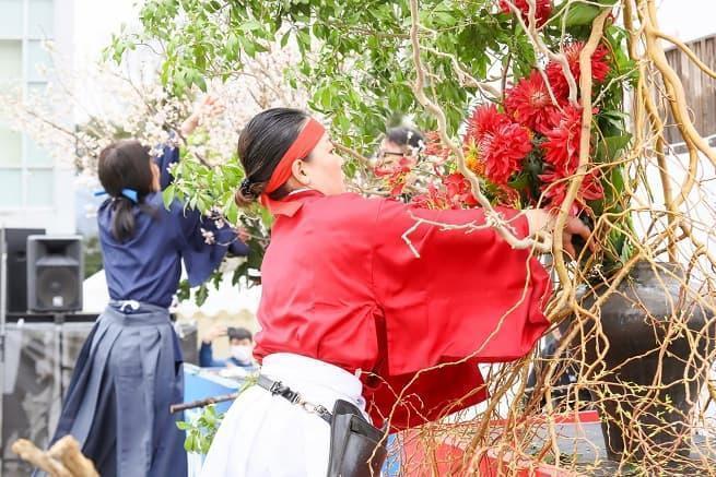 東西対決生け花バトル